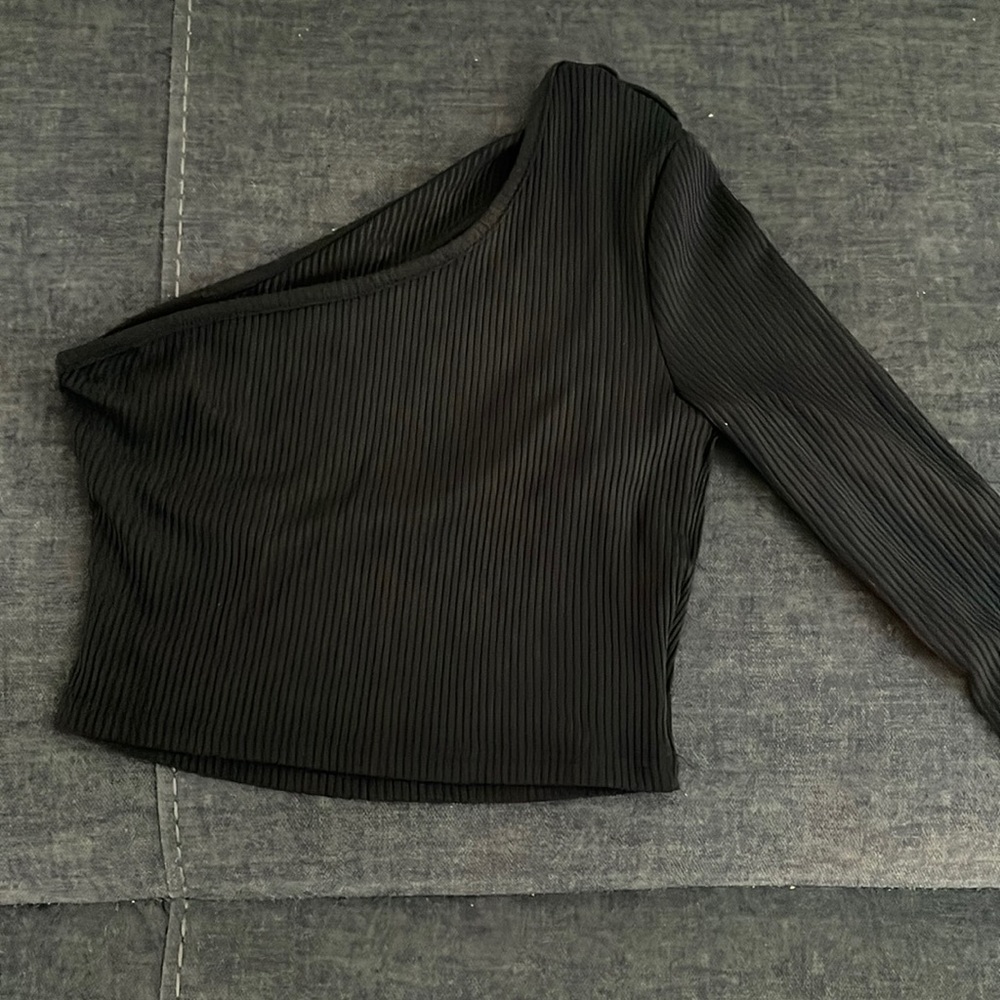 Black one shoulder cropped tee